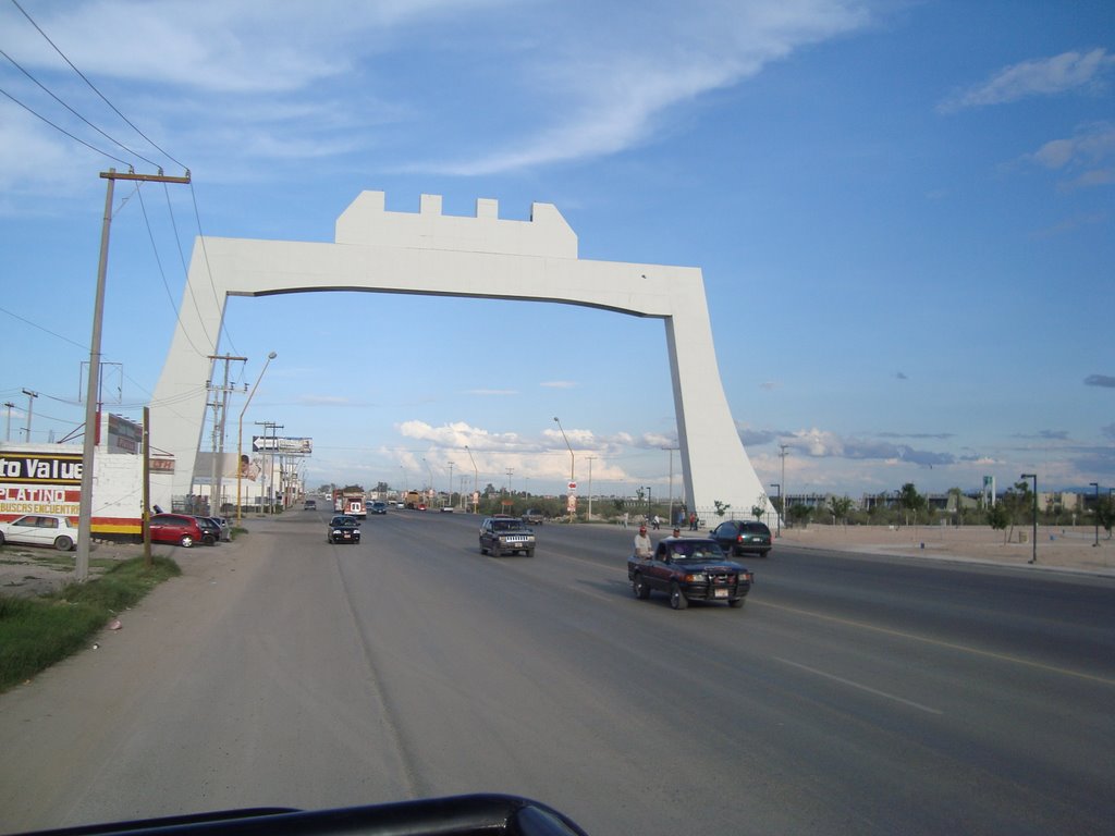 Arco a un costado del Manto de la Virgen by Tomás L. A.