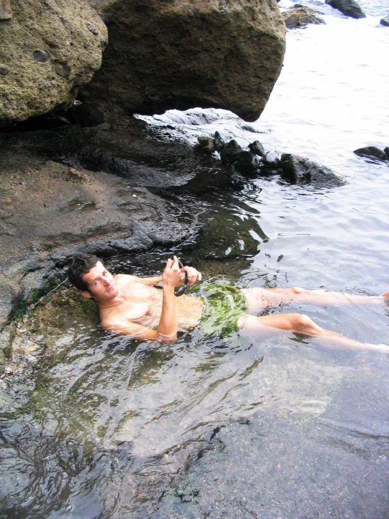 Mein Bruder Gregor prendendo un bel bagno caldo, baia di sorgeto, Panza, Ischia by seilieb