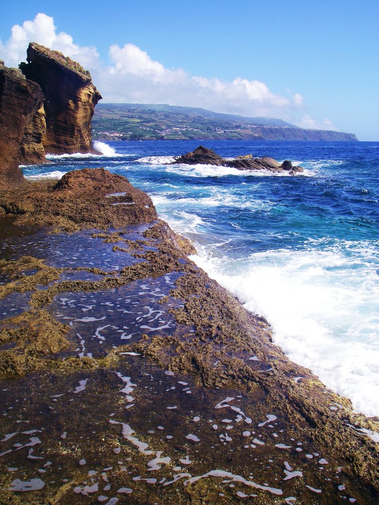 Vulcanic crater formed in the middle of the Atlantic just of the coast from Sau Miguel by Mickey Løgitmark