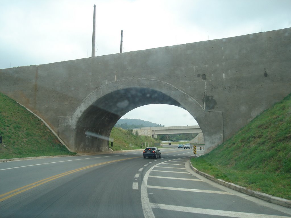 Tunel na Raposo Tavares São Roque by mario beraldo