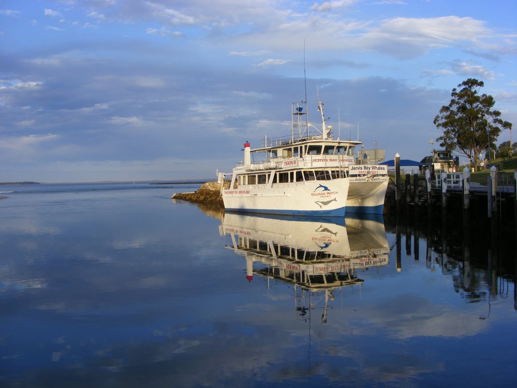 Whale Watching Boat at Huskisson by Alan Farlow