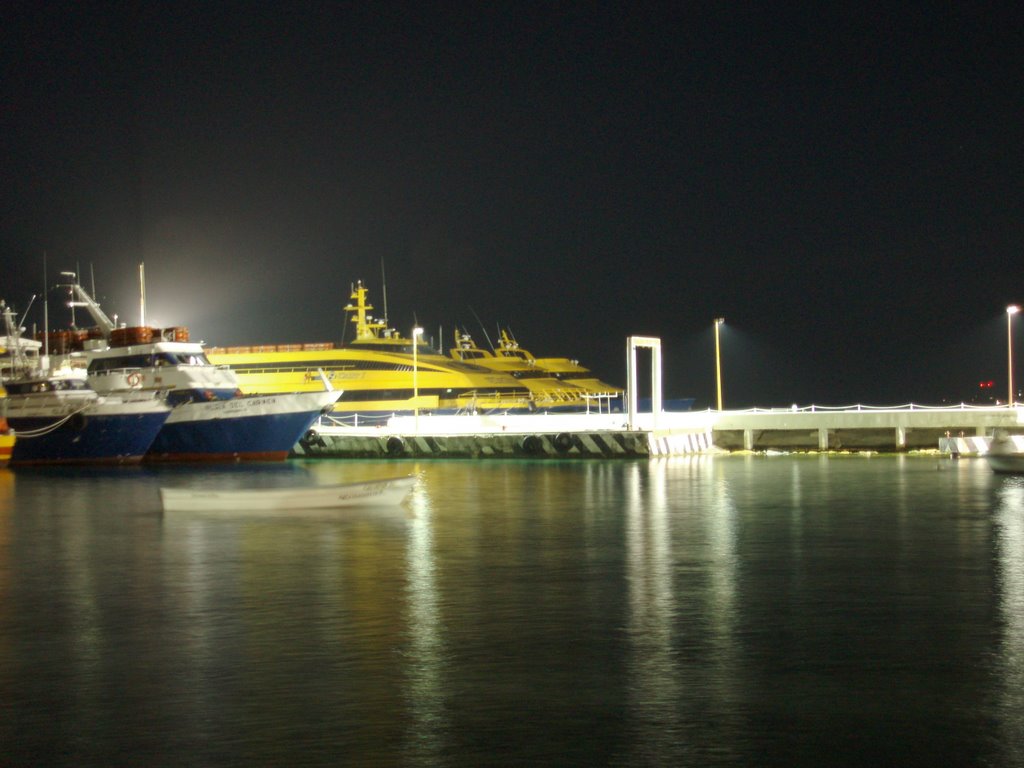 Muelle de los ferrys por la noche by joel nivardok