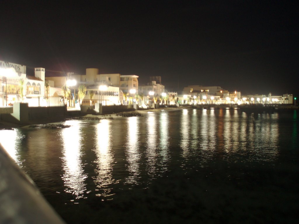 Malecon de noche by joel nivardok