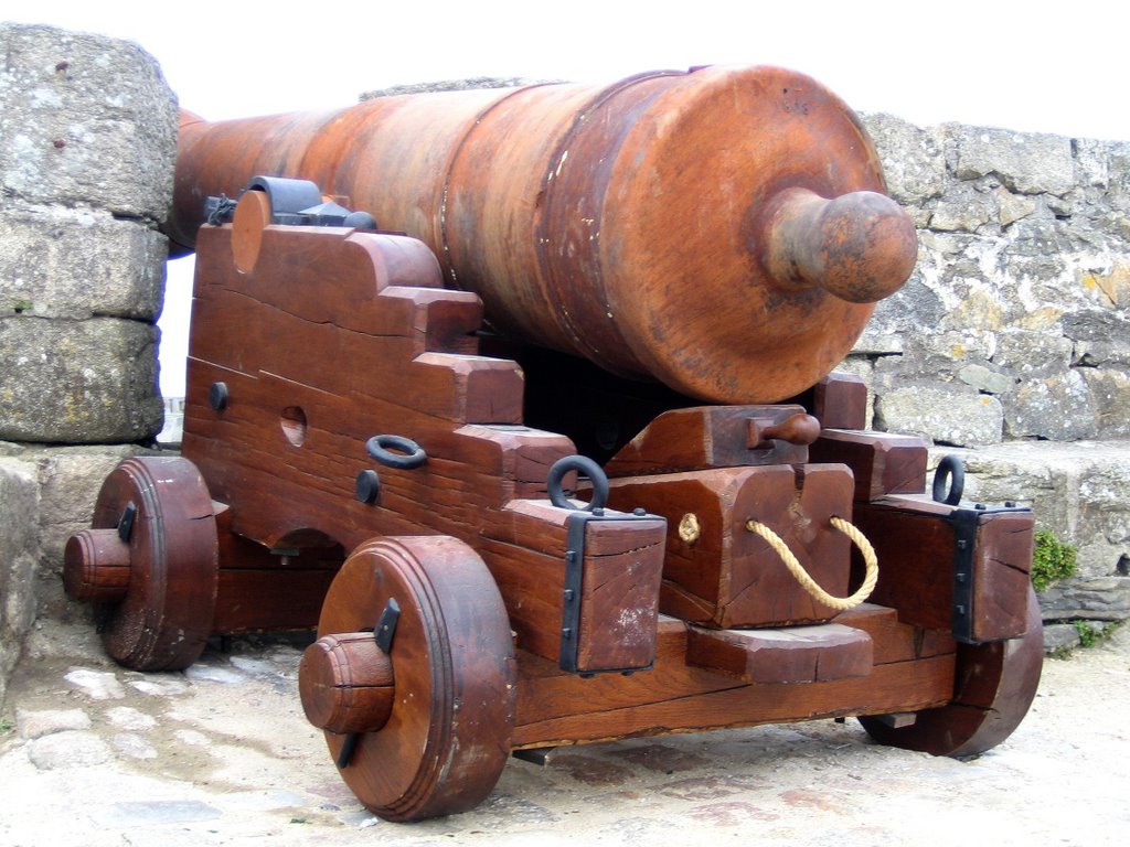 Roscoff -Canons sur le quai Tristan Corbière by Pierre Cuzon