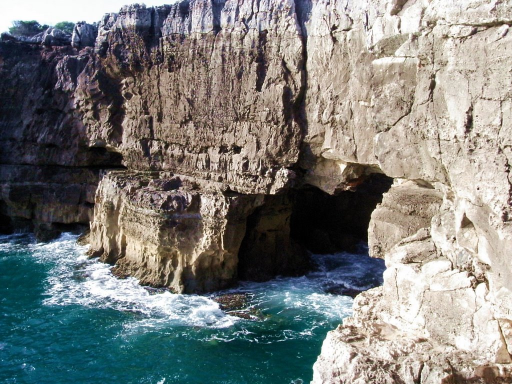 Cascais, caves at Boca do Inferno - August 2004 by Roberto Bubnich