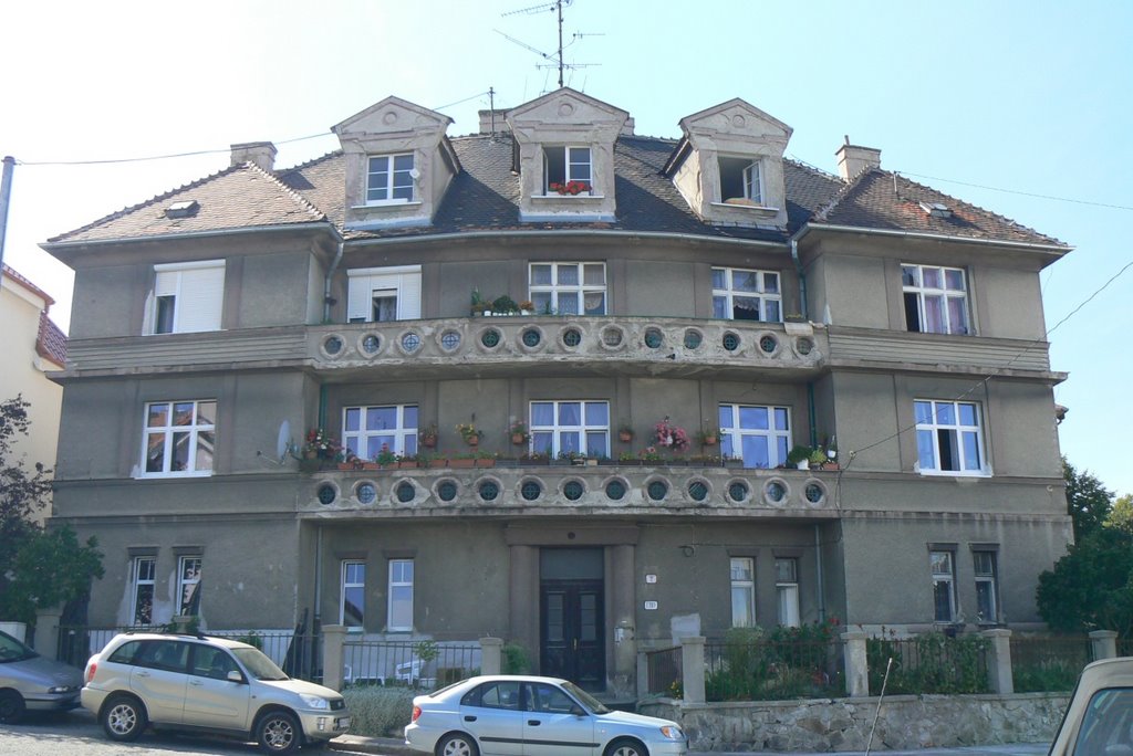 House on Tvarozkova street, Bratislava by Juraj Misina