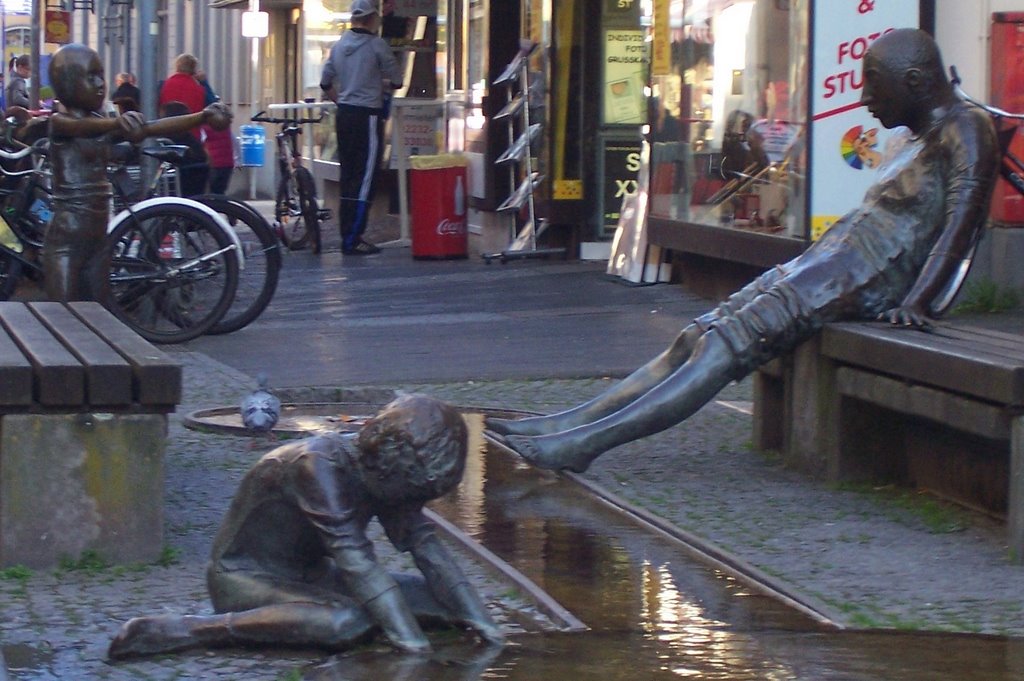 Figuren am Brunnen by gerd j.