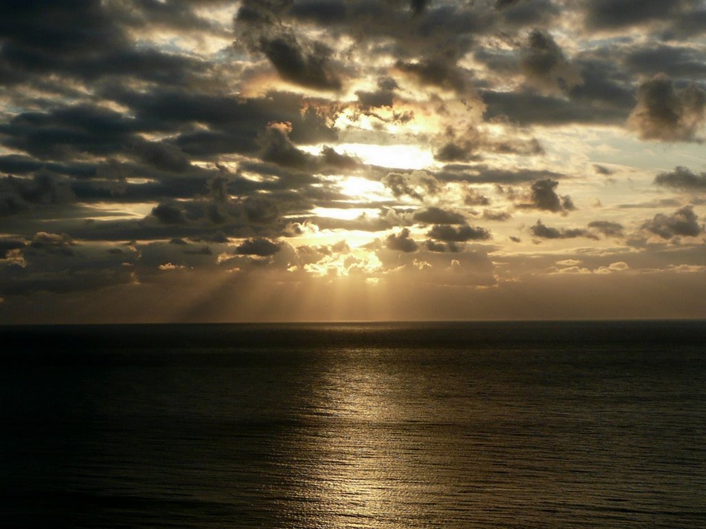 Sunrise in Shanklin (Isle Of Wight) by atrocity