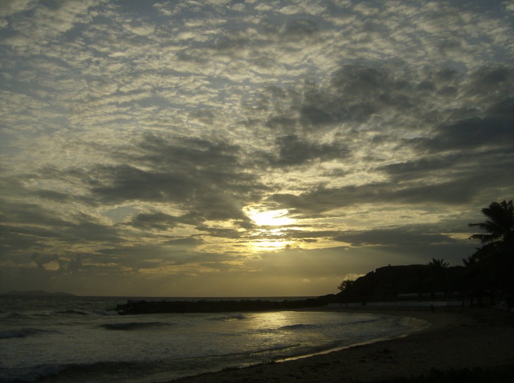 AMANECER EN PLAYA EL HUMO by PETROCHA