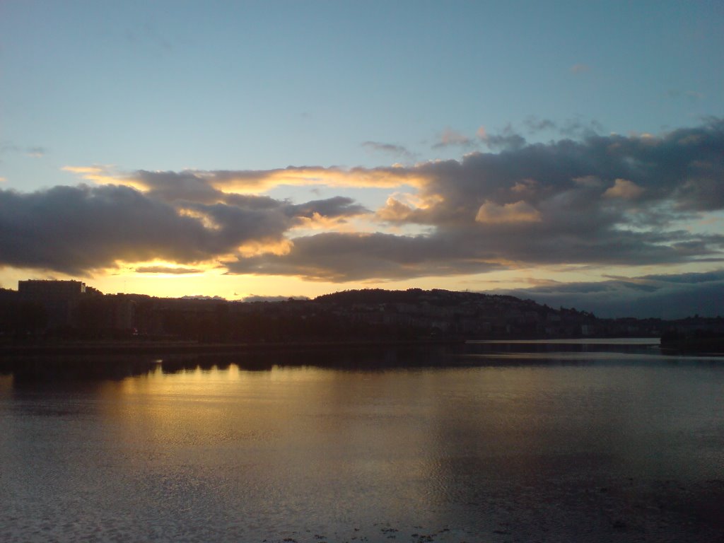 Puesta de sol sobre la Ria del Burgo by Manel Luaces