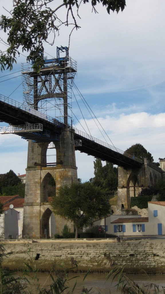 Pont sur Charente - Pont à haubans de Tonnay Charente by Guillaume Delorme