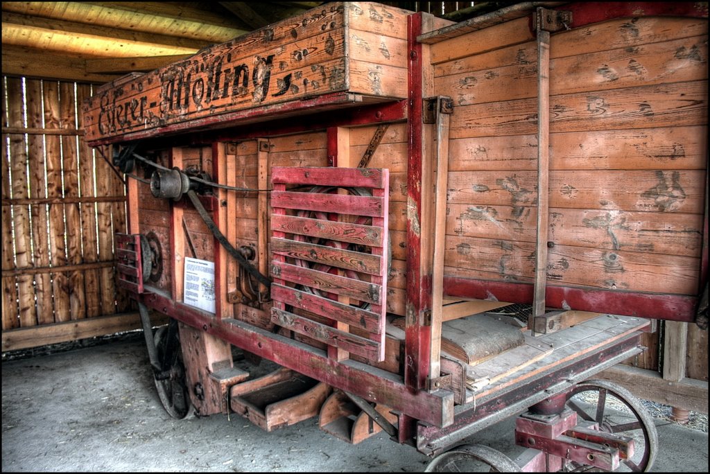 Eine Dreschmaschine, auch Dreschkasten genannt, ist ein landwirtschaftliches Gerät zum Ausdreschen von Körnerfrüchten, insbesondere von Getreide. Dreschmaschinen sind heute nicht mehr im Einsatz, sie wurde in Deutschland in den 1950ern von dem Mähdrescher verdrängt. by Ralf Es