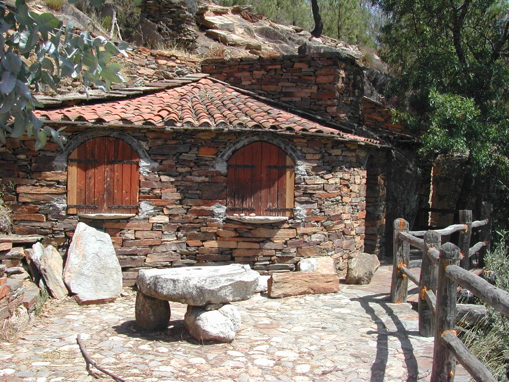 Praia fluvial - Uma casa - Verdelhos Serra Estrela by Alfredo Henriques