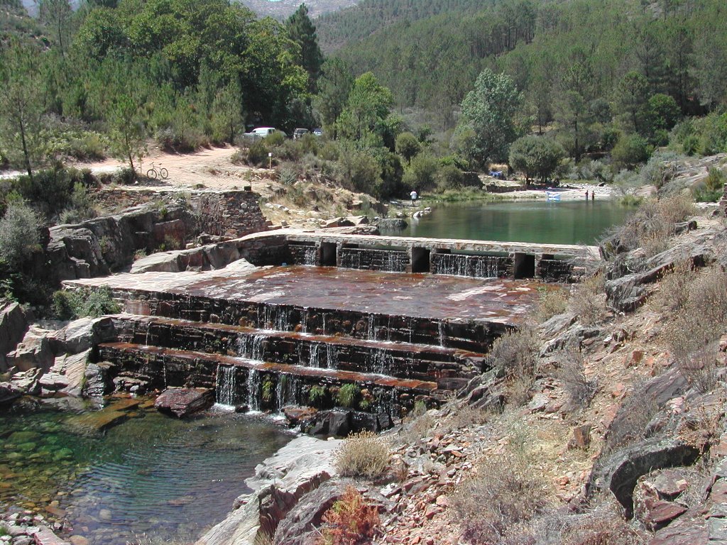 Praia fluvial -Vista geral 2 - Verdelhos - Serra da Estrela by Alfredo Henriques