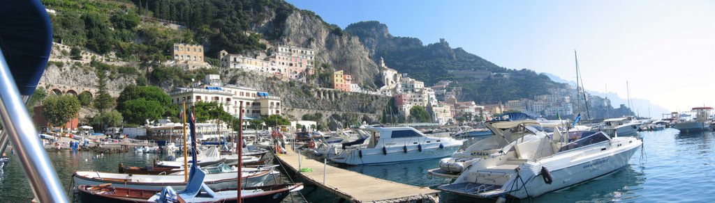 Amalfi: Blick vom Hafen auf die Stadt by Michael Malek