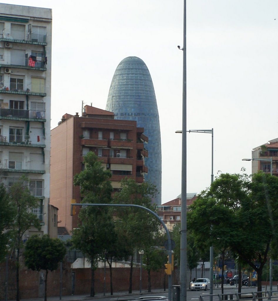 Al fondo la Torre Agbar, Barcelona, Cataluña. by Evelio de Feria