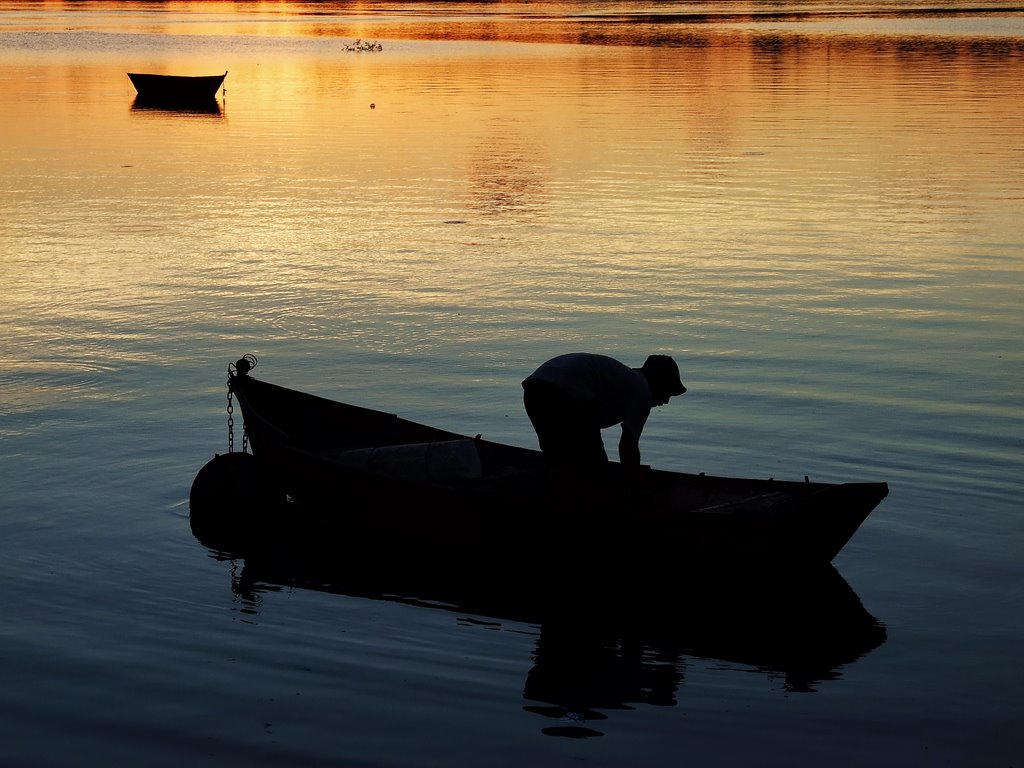 Dársena del Puerto de Salto, pescador en el atardecer by enzodls