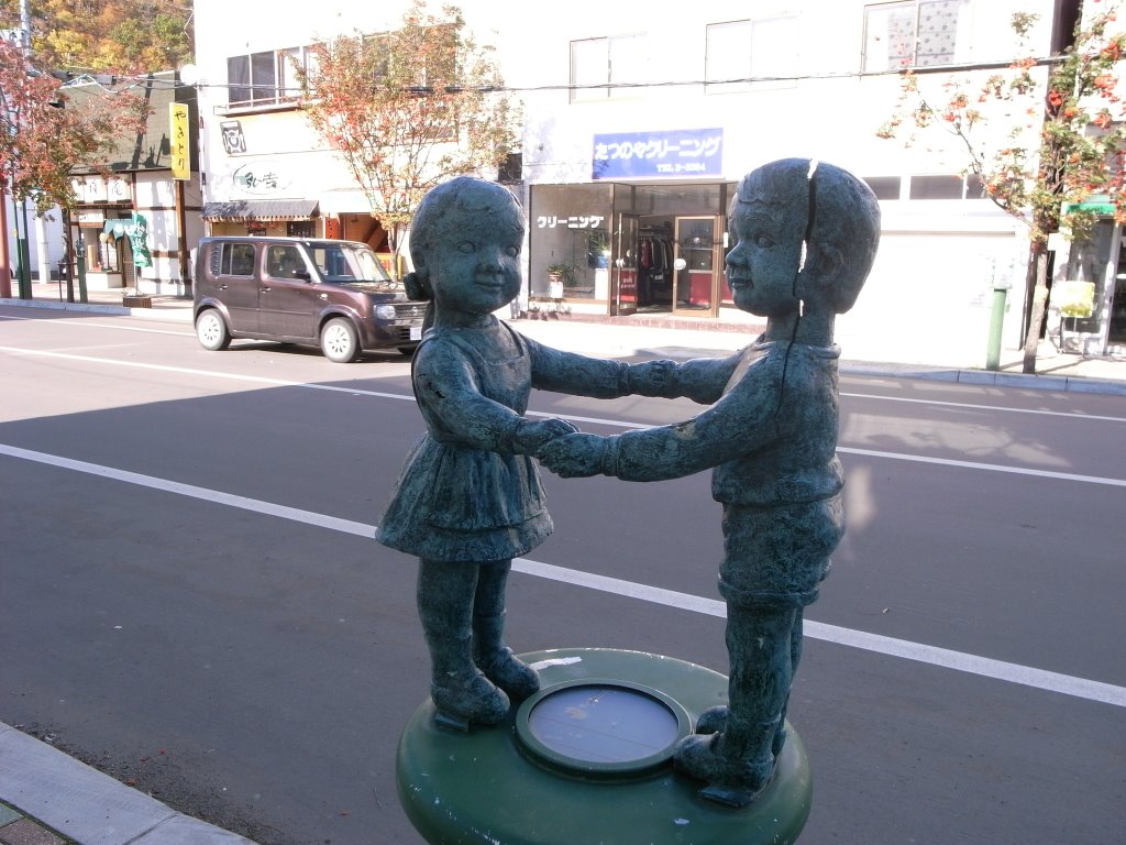 A street light with a bronze children image by saitomo