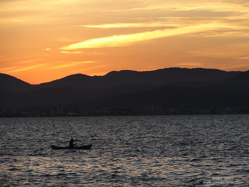 08040902 - Pescador - Baia Norte - Foto: Acioly Netto - www.guiadiscover.com - Ilha de Santa Catarina - Brasil by Acioly Netto