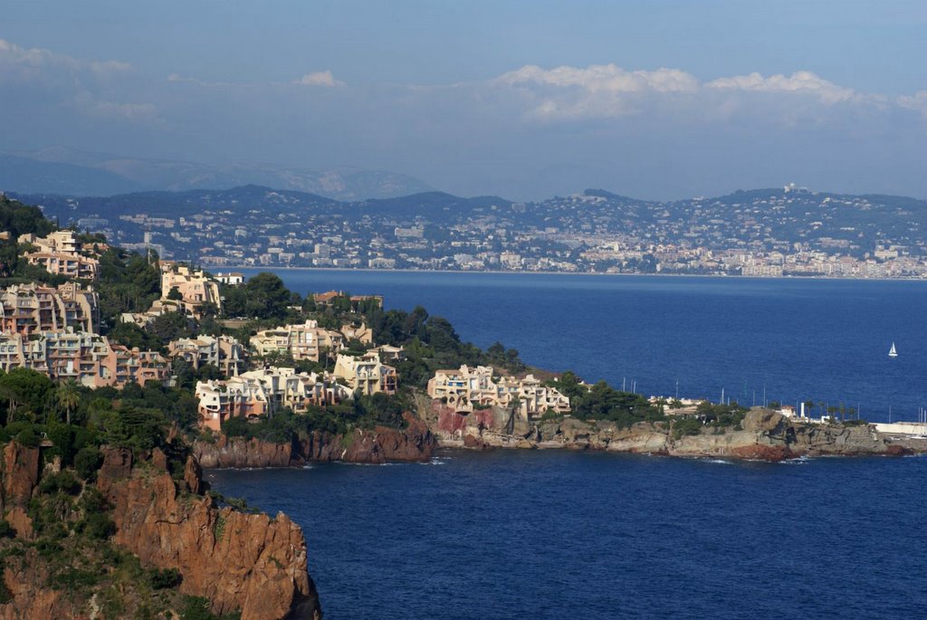 Pointe de l'Esquillon - Avenue de Miramar - View NNE on La Galère & Cannes by txllxt TxllxT