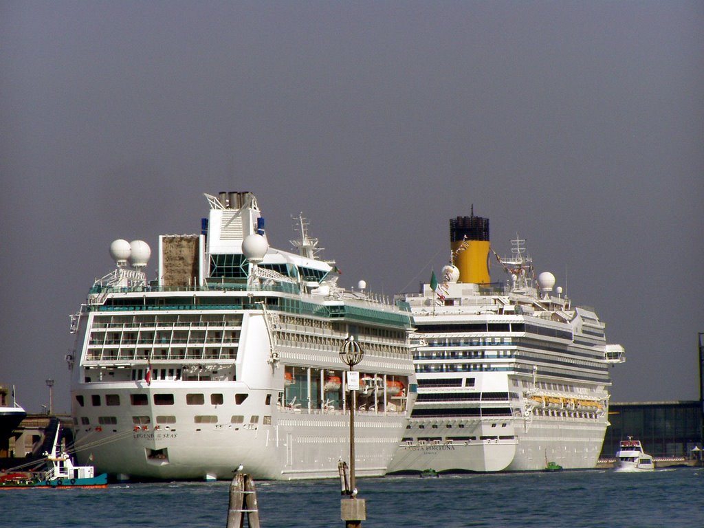 Velence mélytengeri kikötő, Venezia (Ship: Costa Fortuna; Legend of the Seas) by Dr. Pinczés Sándor