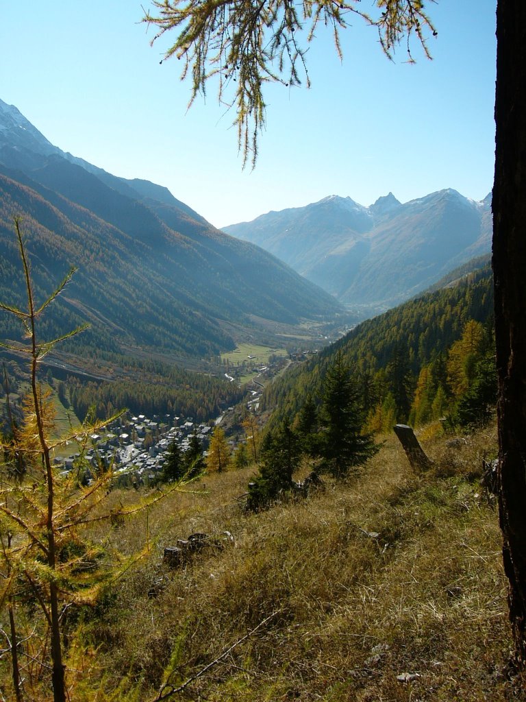 Blick das Lötschental hinunter mit Blatten im Talgrund by Kai-Ra-San