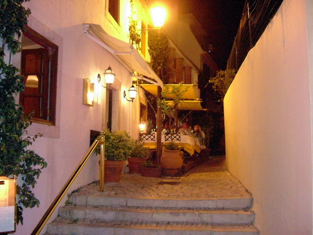 Cascais, restaurant in a nice corner - August 2006 by Roberto Bubnich