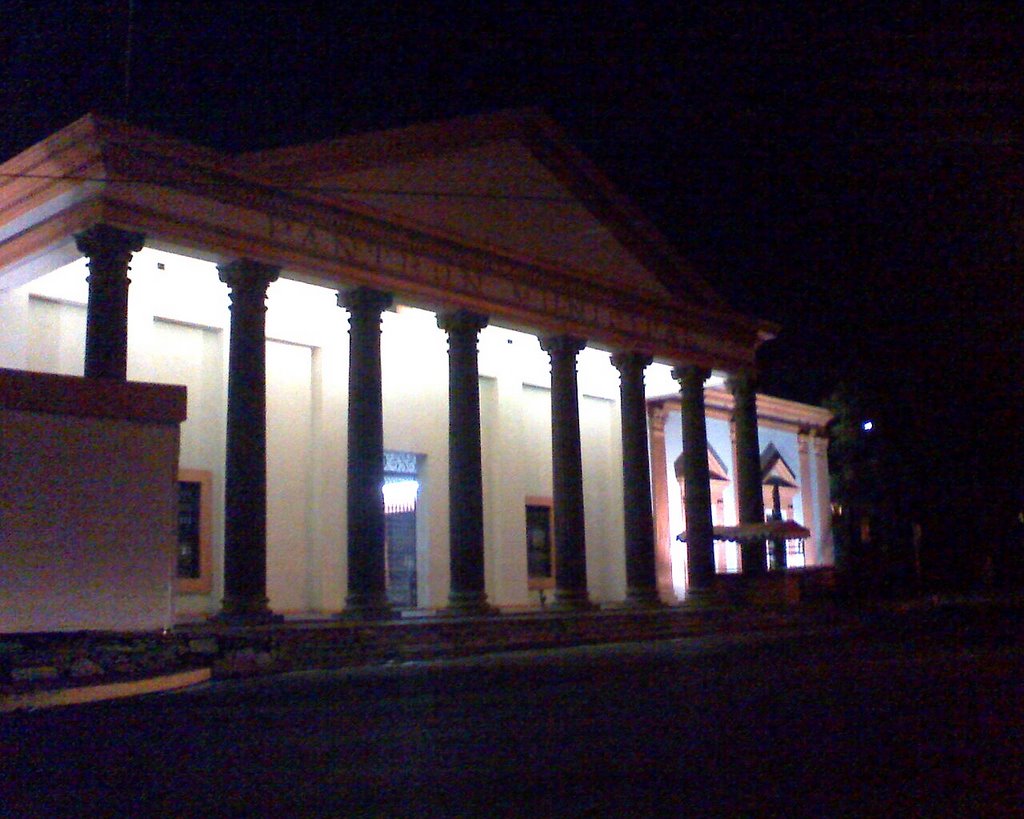 Panteón Municipal de noche by AlbertoGM