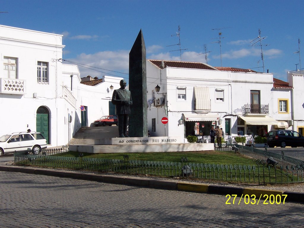 Monumento a D. Manuel Rui Azinhais Nabeiro by Disobjz