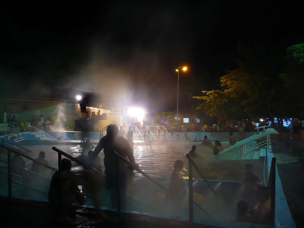 Piscina publica(nocturna) by macp