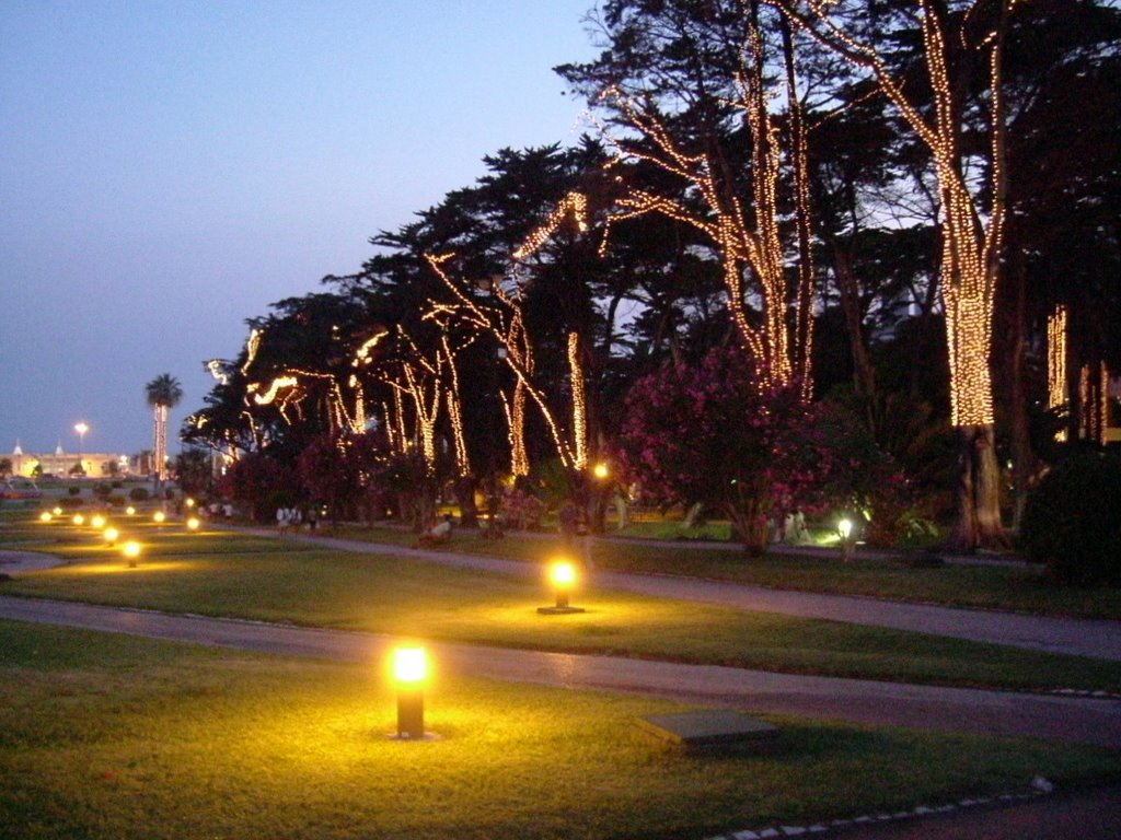 Casino Estoril courtyard - August 2006 by Roberto Bubnich