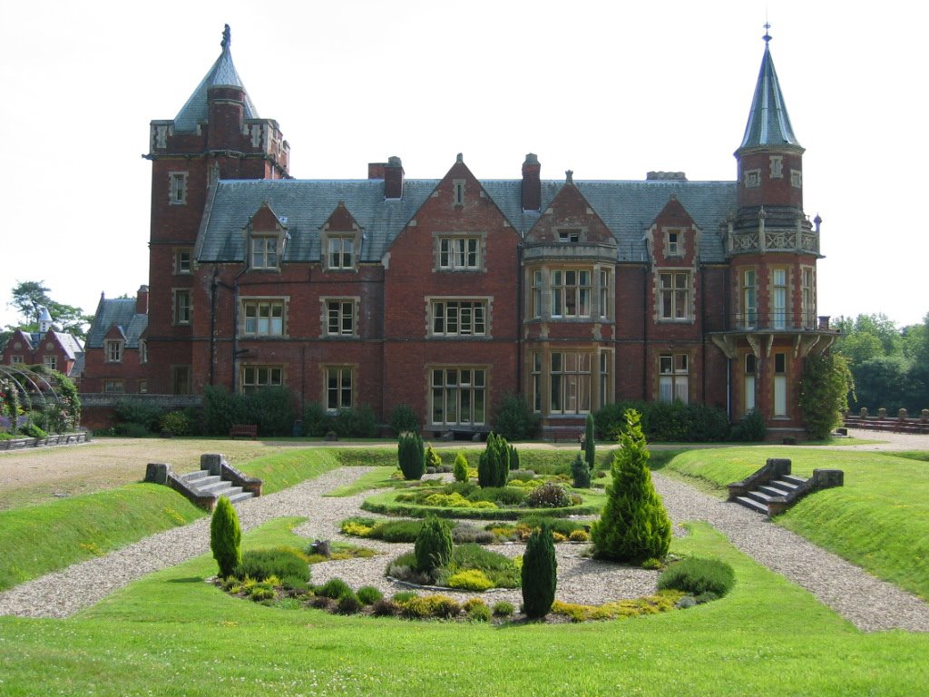 Bulstrode mansion from sunken gardens by zohre6