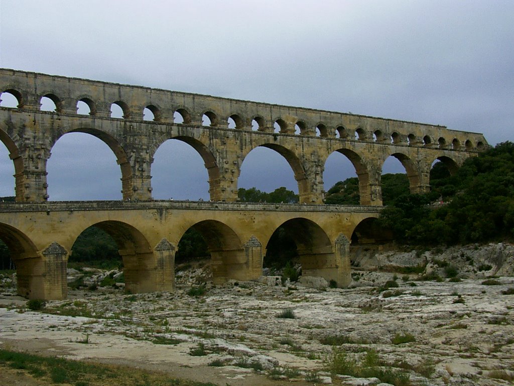 Pont du Gard by Flueggea