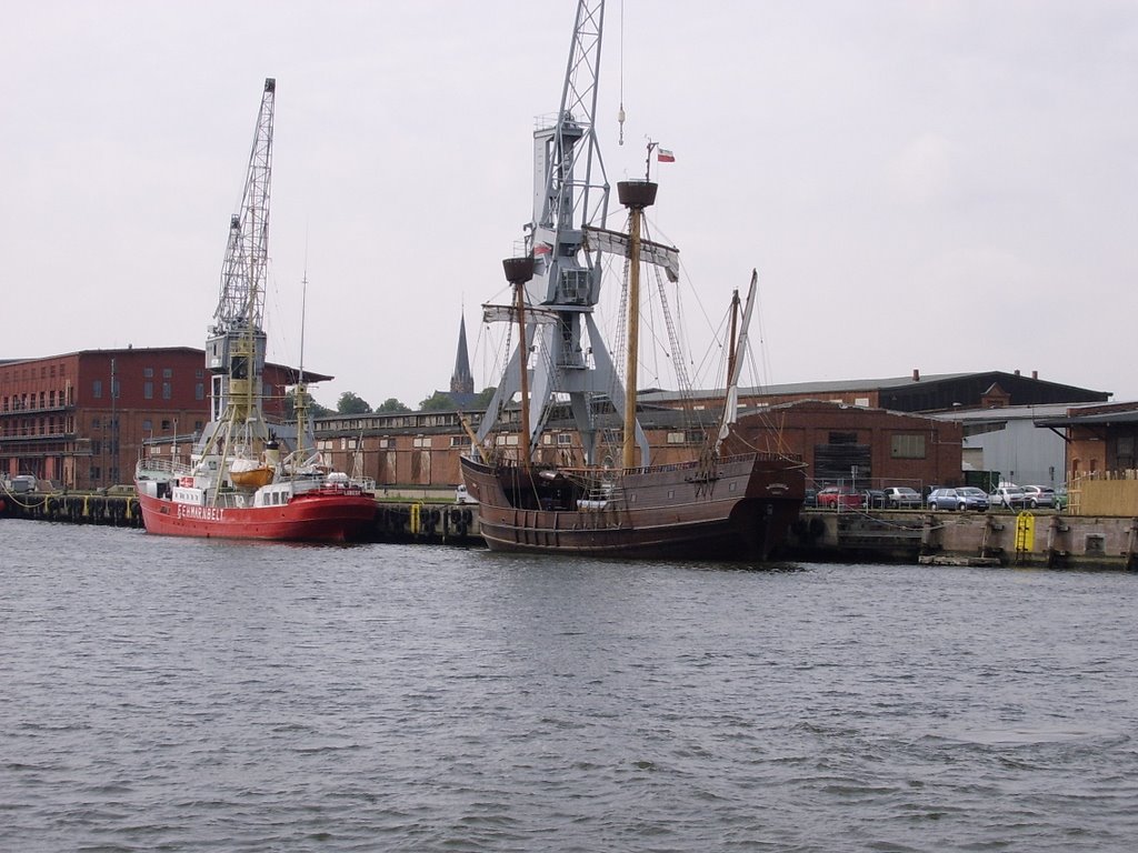 Kraveels "Lisa von Lübeck" und Feuerschiff im Hafen Lübeck by binnenseemann