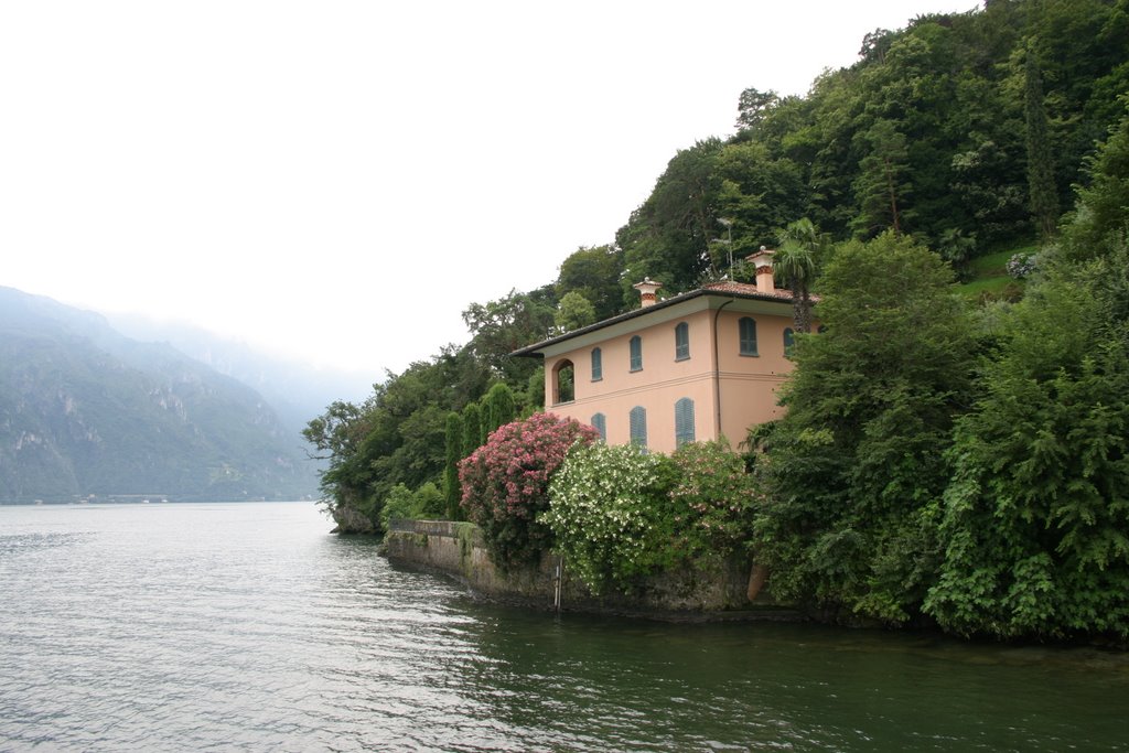 Villa sul lago by Massy Giannelli