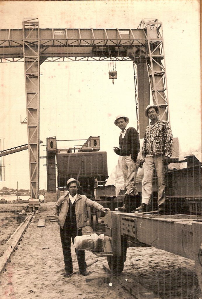 Construyendo El Puente 1972 by Lombardi Sebastian