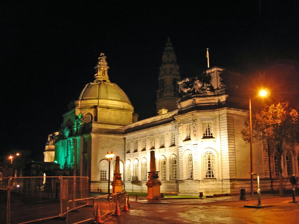 Cardiff city hall at night, (Caerdydd, Cymru) by ainars brūvelis