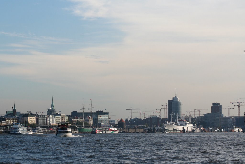 Anleger Fischmarkt: Blick zu den Landungsbrücken by picotuna