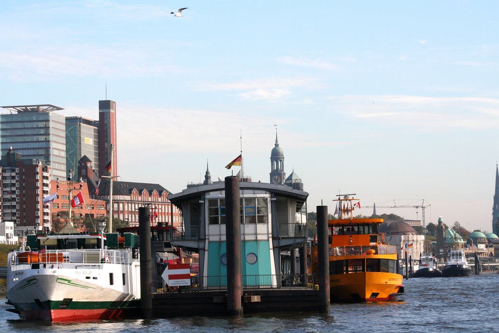 Anleger Fischmarkt: Blick elbaufwärts by picotuna