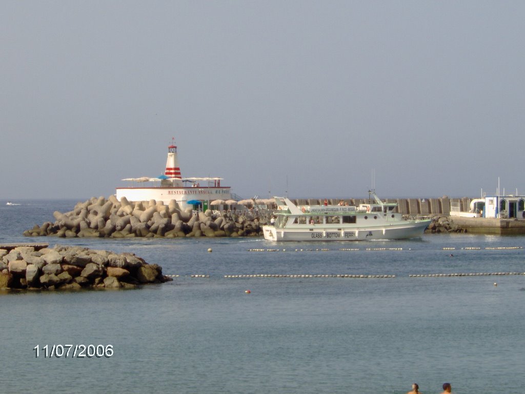 Faro - entrada Puerto de Mogán by PlayasCanarias.com