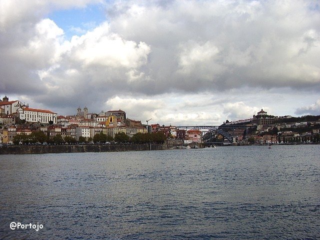 Porto e Gaia em tarde sombria by Portojo