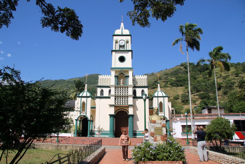 Iglesia de San Pedro del Río by Enrique Braña