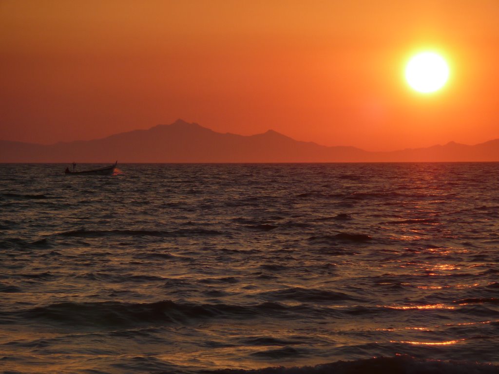 Barca e l'Elba al tramonto by Lorenzo Bossalini