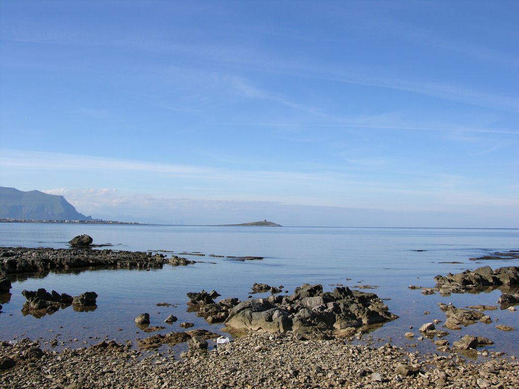 L'isolotto di Isola delle Femmine visto da Punta Barcarello by biagio.r.marotta