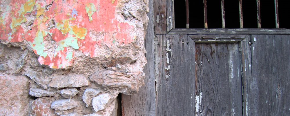 A door in Merida by workinggringa