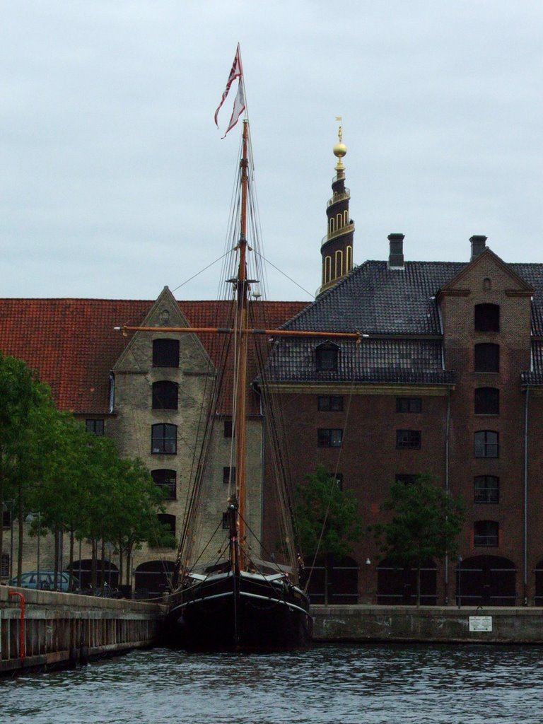 Segelschiff, Turm der Erlöserkirche im Hintergrund, Kopenhagen by Bastian Dahmen