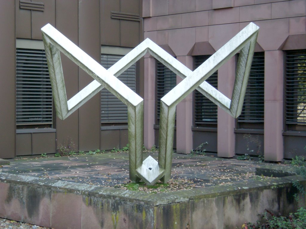 Skulptur vor Polizei by Kunstportal Schweinfurt [Skulptur]