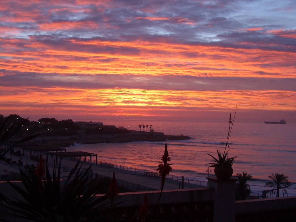 Platja del miracle, Tarragona, després de la posta de sol by Albert Cardona