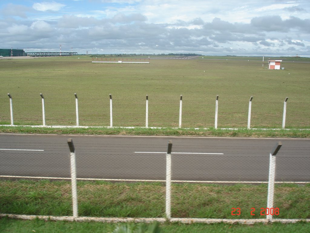 Campo Grande, Mato Grosso do Sul, Brasil - Cabeceira da pista do Aeroporto 002 by Ricardo de Carvalho …