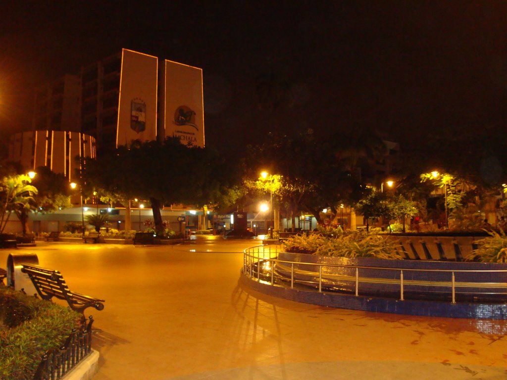 Plaza de Armas y municipio de Machala nocturno by Ivan Boada